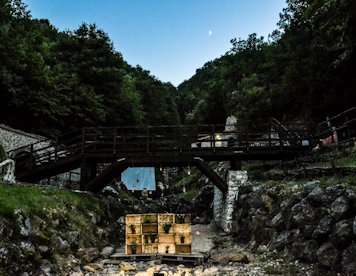 installazioni di arte nel letto del fiume
